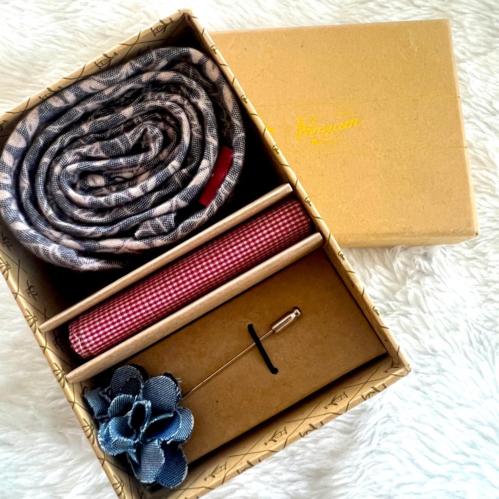 Penguin necktie, pocket square and label pin Cadet color. An original Penguin